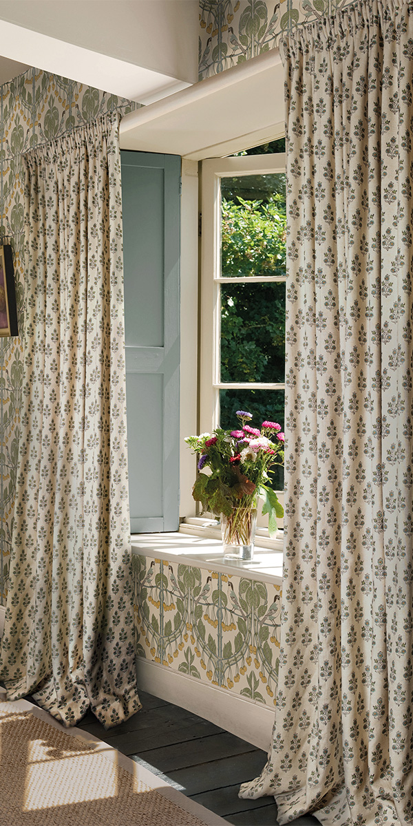 For fitting outside the window reveal