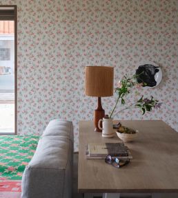 Auguste Wallpaper by Farrow & Ball White Tie / Blooth Pink
