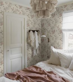Lily Swan Wallpaper by Borastapeter Ivory