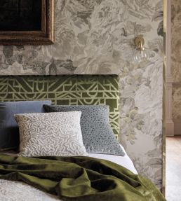 Rose Absolute Wallpaper by Zoffany Linen / Gold