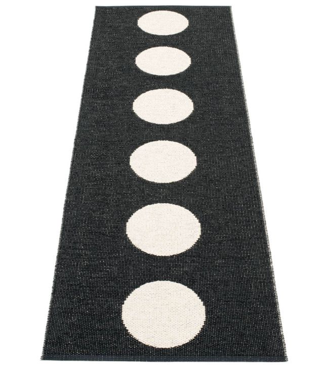Pappelina Vera Runner rug Black/Vanilla VEX722 Black/Vanilla