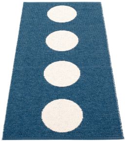 Vera Rug by Pappelina Ocean Blue/Vanilla Vera Rug by Pappelina Ocean Blue/Vanilla