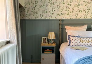 Interior Insider: Inside @at_lucys_house's English cottage bedroom